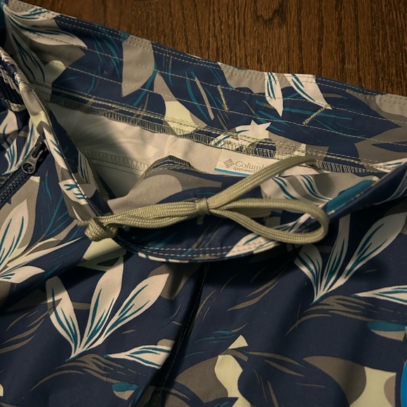Columbia swim/cover up shorts - Picture 3 of 4